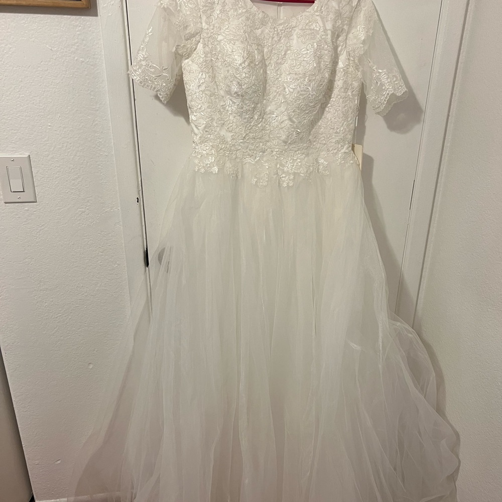 Wedding dress - Picture 1 of 2